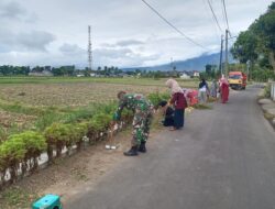 Babinsa Koramil 0822/09 Pujer Bondowoso Bersama Ibu-ibu PKK Kerja Bakti Bersih-bersih Lingkungan