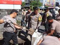 Polres Bondowoso Melaksanakan Kegiatan Pembersihan Sampah di Pasar Induk