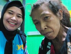 Dinsos P3AKB Bondowoso Evakuasi Seorang Nenek Yang Bertempat Di Bawah Batu Besar