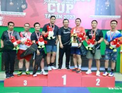 Kapolda Jatim Serahkan Piala dan Medali Kepada Juara Badminton Kapolda Cup 2023