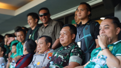 Pangdam Mayjen TNI Farid Makruf Pantau Langsung Pertandingan Persebaya VS Arema