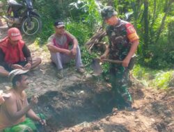 Babinsa Koramil Wringin Bersama Warga Membersihkan Gorong² Saluran Air