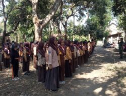 Ciptakan Disiplin Sejak Dini, Serda Suryadi Latih PBB Siswa MI