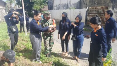 Peduli Lingkungan, Babinsa Koramil Wonosari Motori Penghijauan Sepanjang Jalan