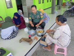 Tekan Stunting, Babinsa Koramil Grujugan Bantu Berikan PMT