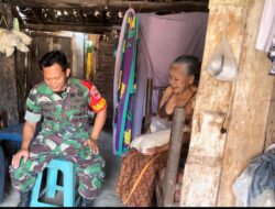 Babinsa Taman Krocok Berikan Bantuan Beras Pada Warga