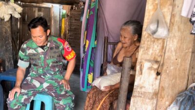 Babinsa Taman Krocok Berikan Bantuan Beras Pada Warga