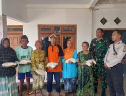 Babinsa 0822/03 Tegalampel Beri Bantuan Sembako Bagi Keluarga Kurang Mampu