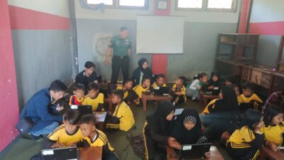 Demi Tunas Bangsa, Babinsa 0822/03 Tamankrocok Masuk Sekolah
