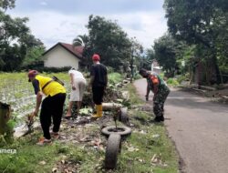 Babinsa 0822/02 Curahdami Karya Bakti Bersama Warga
