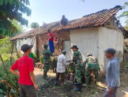 Sigap, Anggota Posramil 0822/06 Jambesari Bantu Warga Terdampak Bencana Puting Beliung
