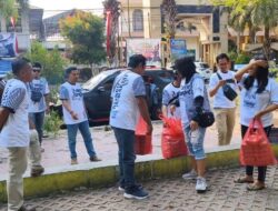 Komunitas Sego Anget Bondowoso Bagikan Ribuan Nasi Kotak