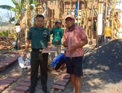 Babinsa 0822/04 Tenggarang, Gotong Royong Bangun Rumah Warga Binaan