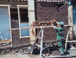 Babinsa Serka Suparno Komsos dengan Para Kuli Bangunan