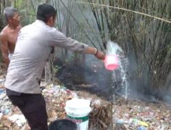 Kapolsek Curahdami Bondowoso Gerak Cepat Padamkan Kebakaran Rumpun Bambu Di Wilayahnya