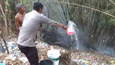 Kapolsek Curahdami Bondowoso Gerak Cepat Padamkan Kebakaran Rumpun Bambu Di Wilayahnya