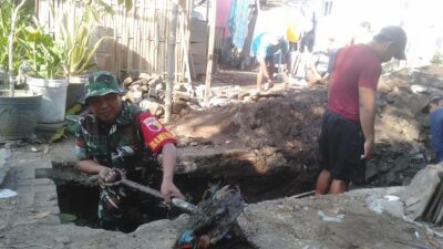 Babinsa Koramil 0822/01 Gotong-royong Perbaiki Saluran Air