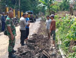 Bantu Warga, Babinsa Serka Paiman Melaksanakan Penertipan Pipa Air Bersih di Desa Binaan