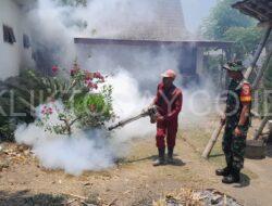 Cegah DBD, Babinsa Koramil 0822/15 Klabang Dampingi Petugas Fogging