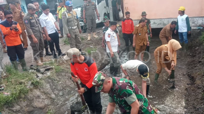 Dandim 0822 Bondowoso Pimpin Lansung Karya Bakti TNI di Area Pasar Nangkaan