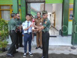 Kodim 0822 Bondowoso Serahkan Trophy dan Plakat Lomba Fotografi Tingkat Kodam V Brw ke SMKN 1 Prajekan