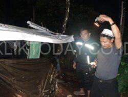 Bhabinkamtibmas Polsek Grujugan Peduli dengan Seorang Kakek yang Tinggal di Hutan Pinus