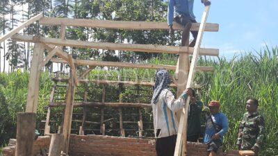 Babinsa Koramil 0822 07 Maesan Bersama Warga Membuat Pondok Keranda