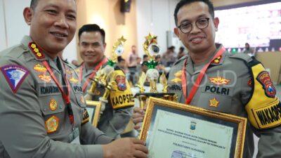 Polrestabes Surabaya Raih Penghargaan Penyelesaian Perkara Lalu Lintas Terbaik Tingkat Polda Jatim