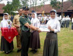 Pimpin Upacara di SMAN 1 Tapen, Begini Pesan Kapten Inf Moeljanto