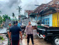Gerak Cepat Polsek Prajekan Cek Rumah Warga Korban Angin Puting Beliung