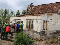 Prajurit Yonif 514 Tanggap Bencana Alam Angin Puting Beliung di Desa Walidono Prajekan