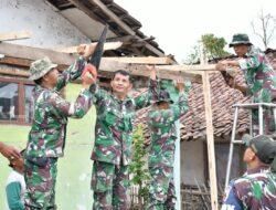 Kekompakan TNI Bersama Masyarakat Setempat Dalam Pembangunan Pasca Bencana Alam Angin Puting Beliung