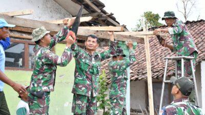 Kekompakan TNI Bersama Masyarakat Setempat Dalam Pembangunan Pasca Bencana Alam Angin Puting Beliung
