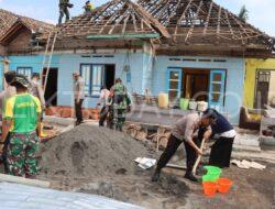 Sinergitas Polres Bondowoso Bersama TNI Bantu Warga Terdampak Puting Beliung