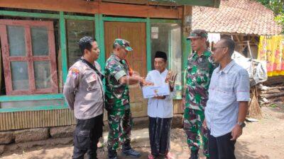 Penyaluran Bantuan Sembako dari Pangdam V Brawijaya melalui Babinsa Kodim 0822 Bondowoso