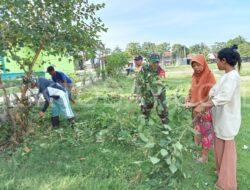 Melalui Komsos, Babinsa Koramil Tapen Ajak Ibu-Ibu Peduli Kebersihan Lingkungan