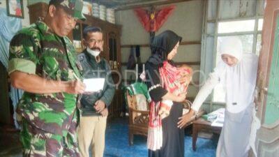 Peduli Kesehatan, Babinsa Posramil 0822 05 Pakem Dampingi Bidan Desa Lakukan Sub Pin Polio