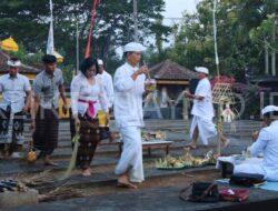 Warga Bondowoso yang Beragama Hindu Mendatangi Markas Yonif 514 Kostrad