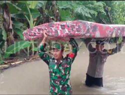 Tanggap Bencana, Polres Ngawi Bersama TNI Sigap Bantu Warga Terdampak Banjir