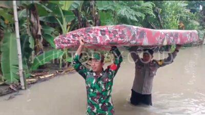 Tanggap Bencana, Polres Ngawi Bersama TNI Sigap Bantu Warga Terdampak Banjir