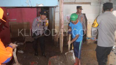 Gotong Royong, Forkopimda Probolinggo Bersihkan Material Pasca Banjir di Dringu