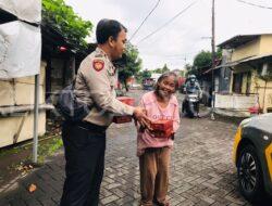 Meriahkan Bulan Ramadhan Polisi di Sidoarjo Berbagi Takjil