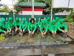 Perkuat Ketahanan Pangan, Persit Ranting 15 Koramil Prajekan Manfaatkan Lahan Kosong Tanam Cabai