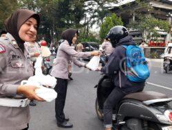 Satlantas Polres Bondowoso Berbagi Takjil Sembari Edukasi Pengendara Tertib Lalu Lintas