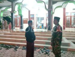 Tingkatkan Kamtibmas di Wilayah Teritorial, Babinsa Posramil 0822 15 Ijen Lakukan Pengamanan Tarawih