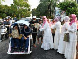 Persit Dim 0822 Peduli Pengendara dan Pengguna Jalan, Berbagi Ratusan Bingkisan Peralatan Ibadah dan Takjil