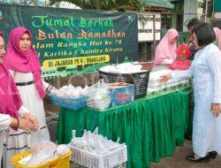 Peringati HUT Persit Ke-78, Prajurit dan Persit Koramil Prajekan Gelar Doa Bersama dan Bagi bagi Takjil