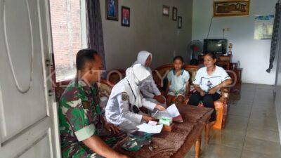 Peduli Kesehatan Warga, Serda Srlamet Dampingi Petugas Laksanakan KR DBD