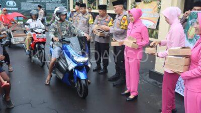 Berkah Ramadhan, Polisi Bagikan Takjil Kepada Pengendara