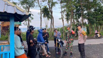 TNI-Polri Bersinergi Jaga Kamtibmas, Babinsa dan Bhabinkamtibmas Patroli Humanis di Obyek Wisata Black Lava